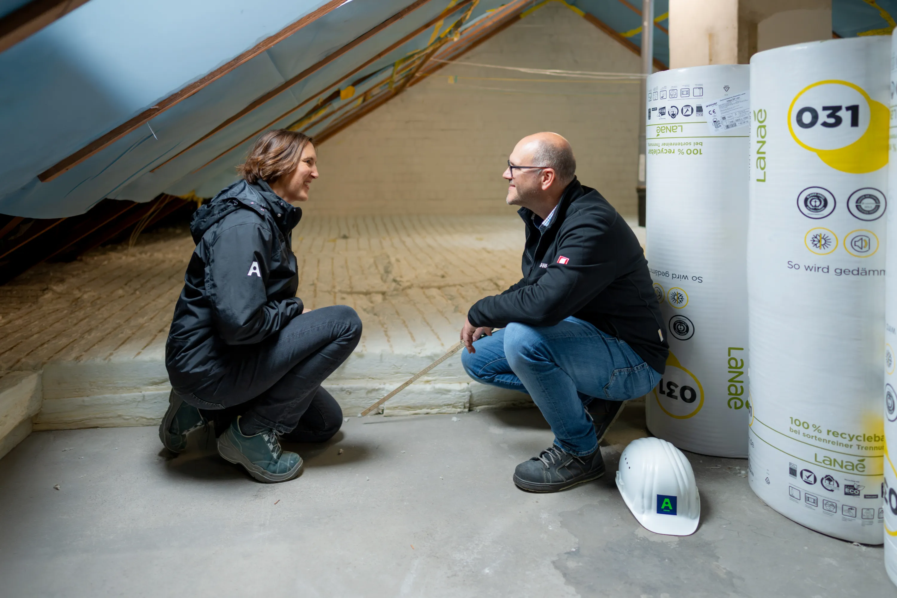Frau und Mann auf Baustelle