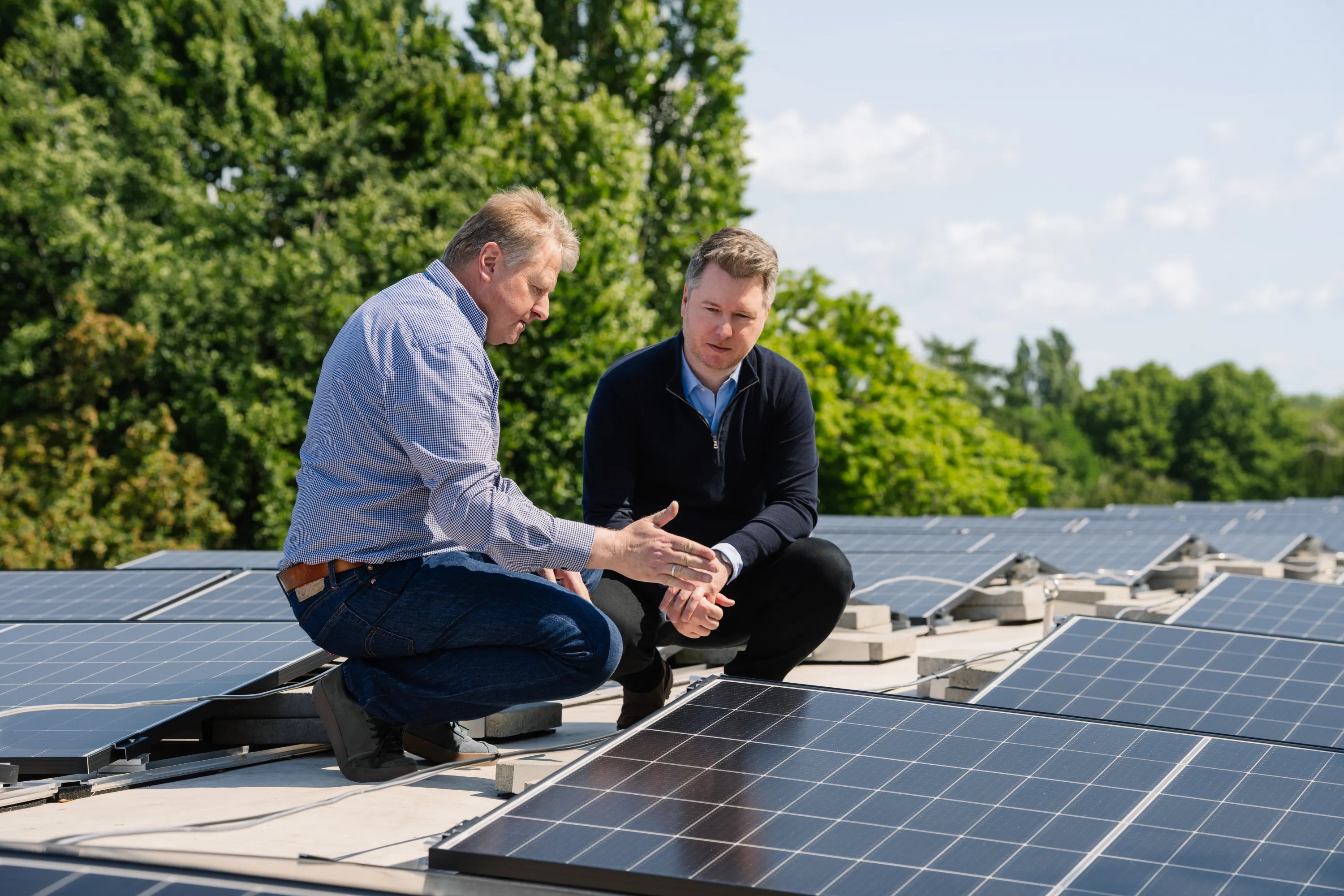 Zwei Männer auf dem Dach mit Photovoltaik