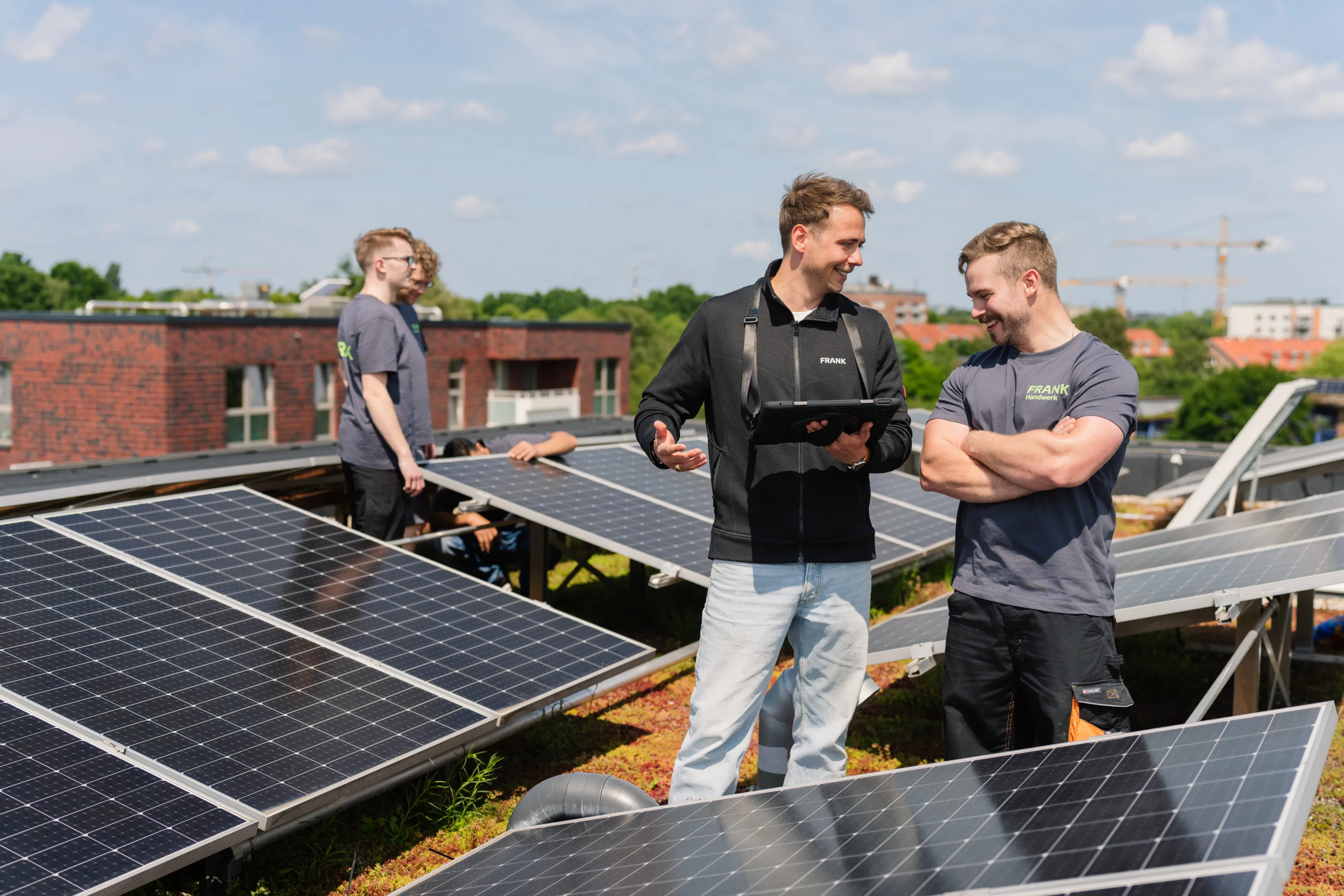 Zwei Männer auf Dach Solaranlage