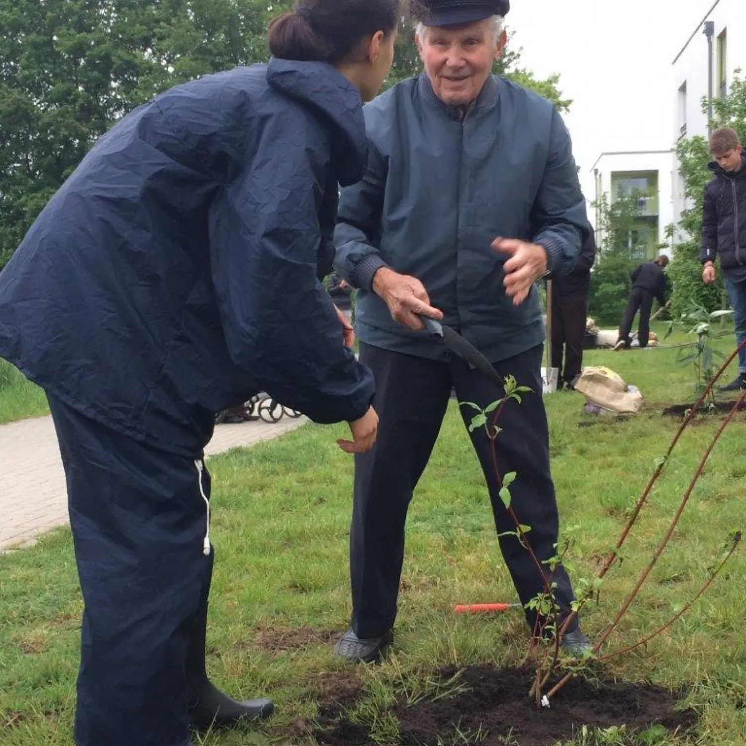 FRANK-Stiftung ‚Erfahrung trifft Jugend‘: Generationenprojekte, Austausch und Aktivitäten im Garten der Seniorenwohnanlagen.