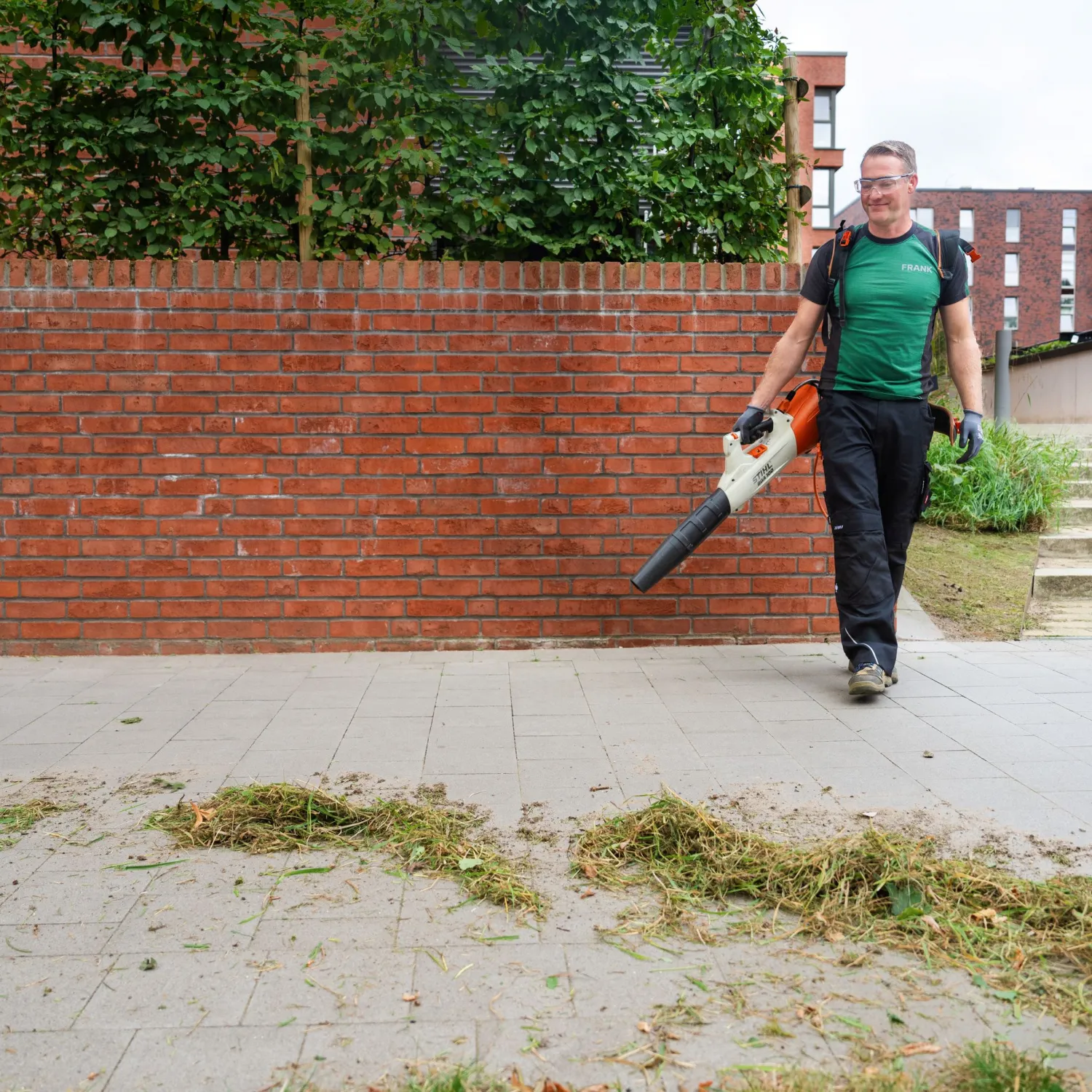Objektbetreuer von FRANK im Quartier Helling bei der Gartenpflege.