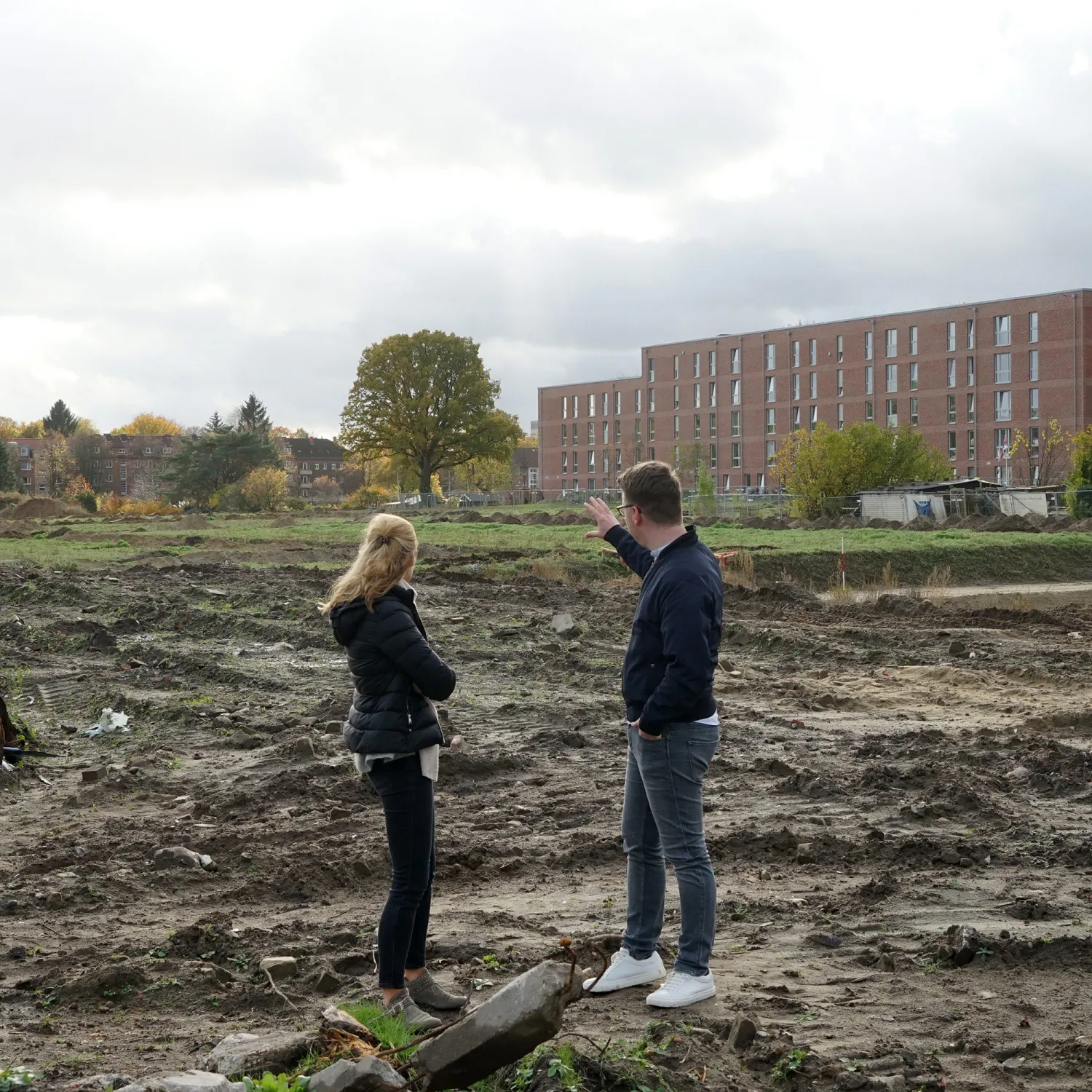 Zwei FRANK-Mitarbeitenden planen eine nachhaltige Grundstückserscließung.