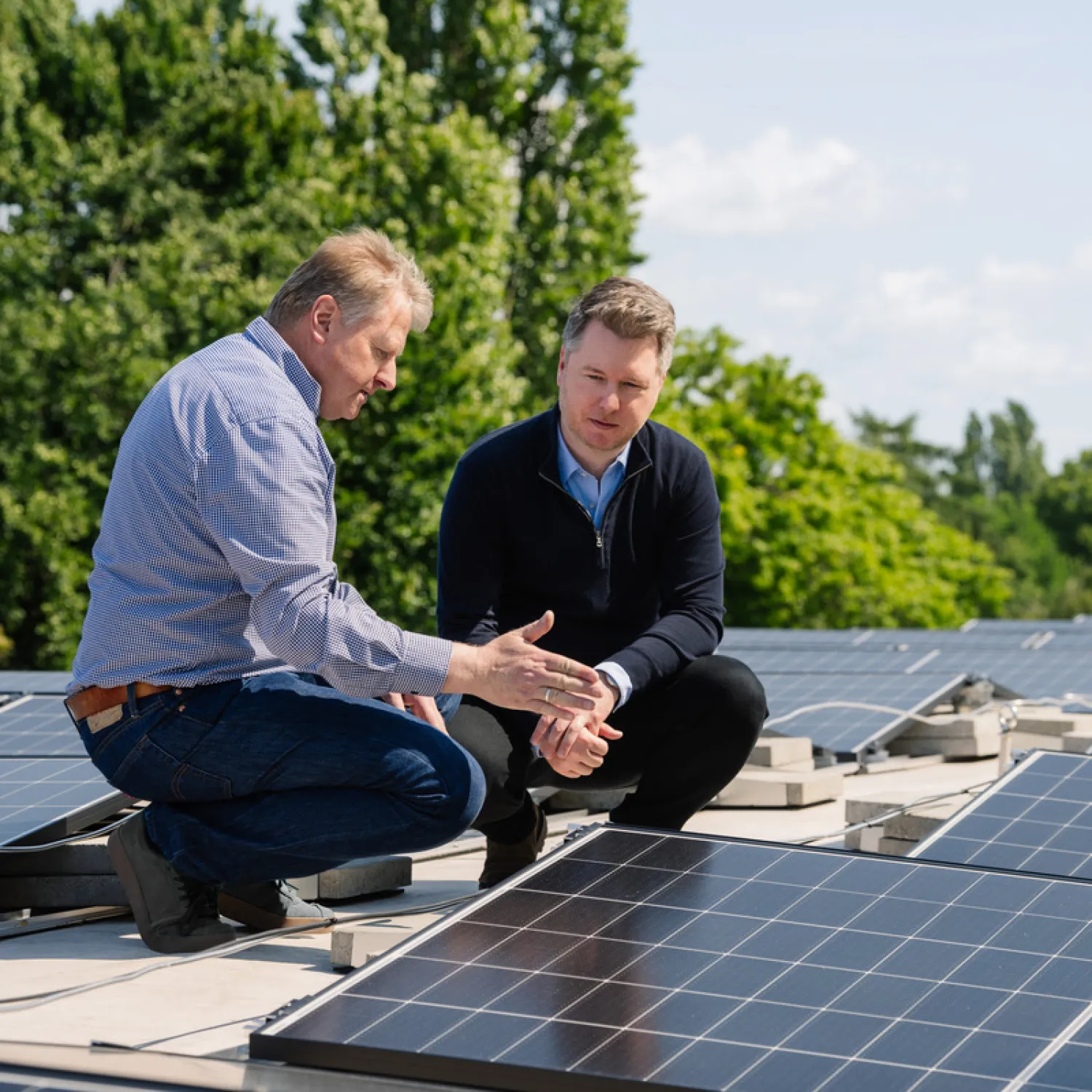 Mitarbeitende von FRANK auf PV Dach am Planen 