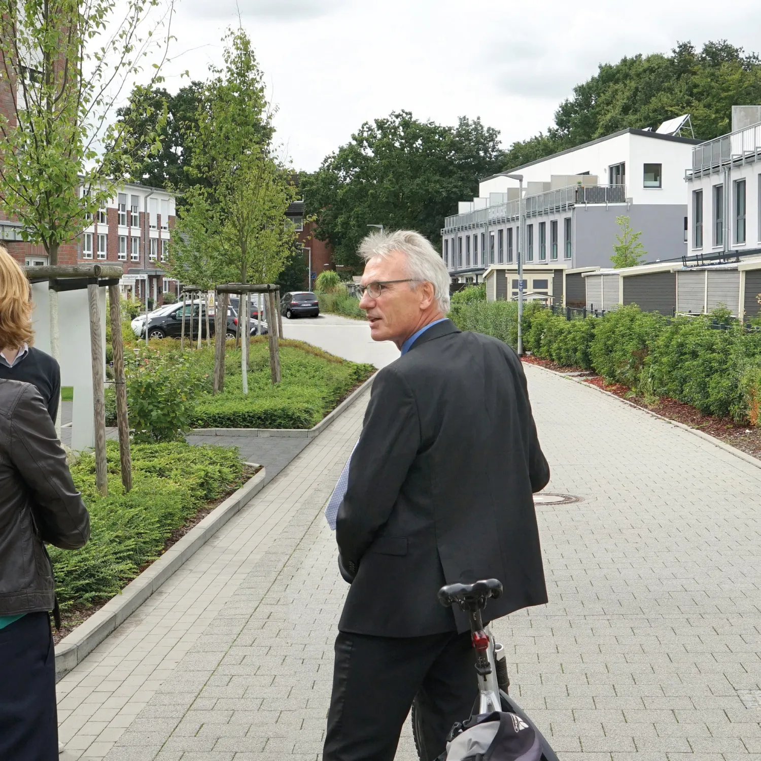 Bürgermeister Petersen besichtigt das Neubauquartier von FRANK und lobt die lebenswerte Lage.