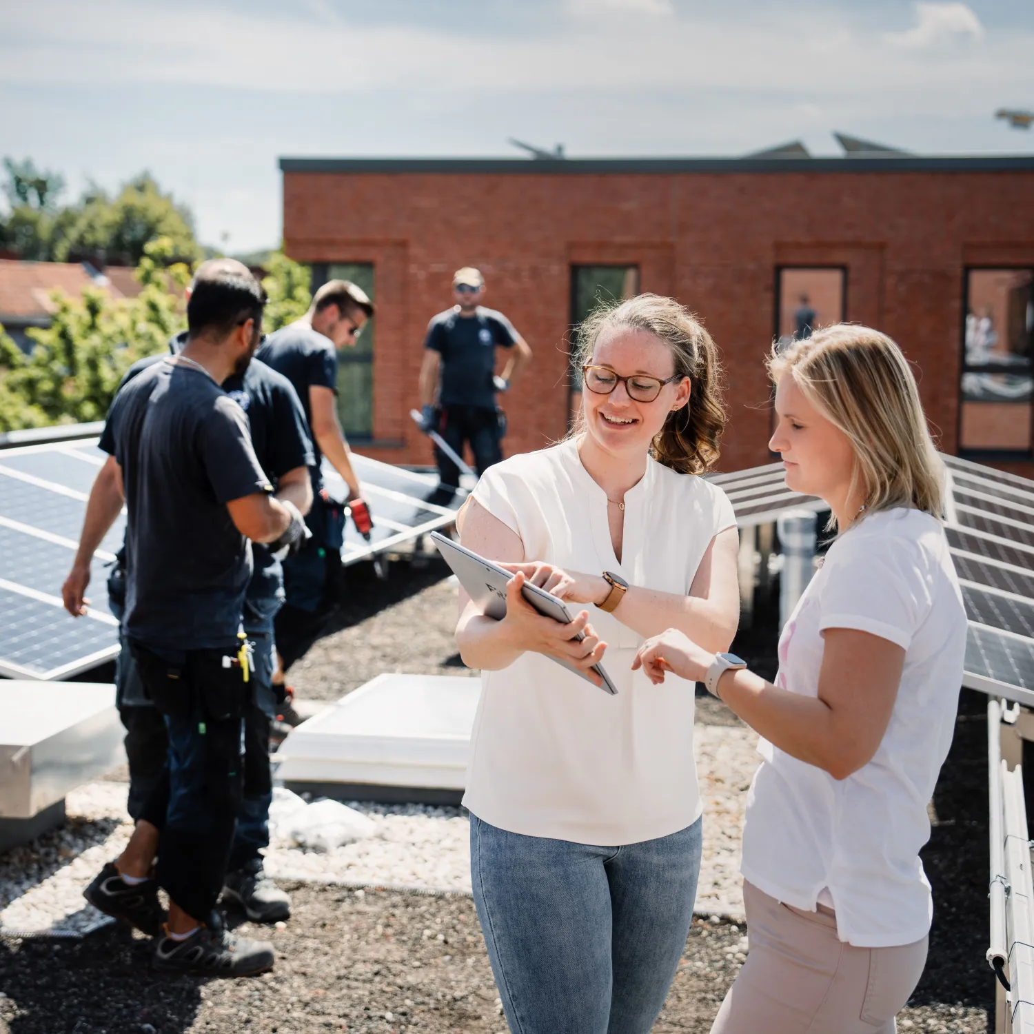 Die Installation von PV-Anlagen, ganzheitlich geplant von FRANK-Mitarbeitenden.