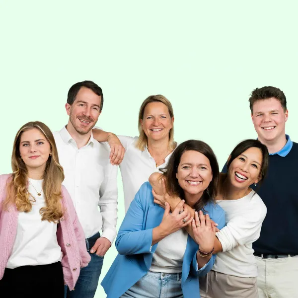 Sechs fröhliche FRANK Mitarbeitende